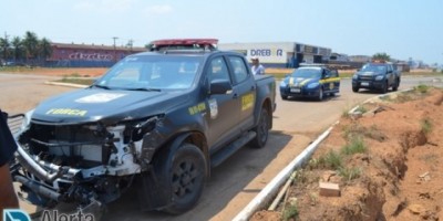Ariquemes - Viatura da Força Nacional bate em carreta na BR-364