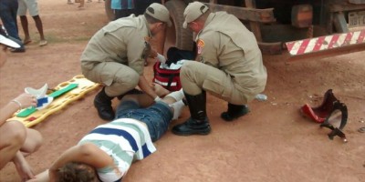 Rolim de Moura - Motociclista sofre laceração no joelho após se chocar contra caminhão boiadeiro