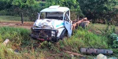 Nova Estrela - Caminhão pipa tomba na RO-010