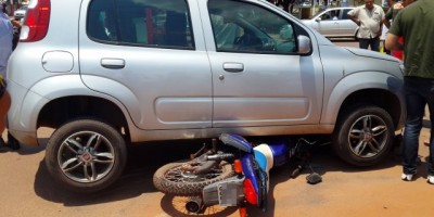 Rolim de Moura -  Carro avança via preferencial e colide em motocicleta - Vídeo