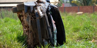 Vilhena - Funcionário de lava-jato pega carro de cliente para almoçar e capota