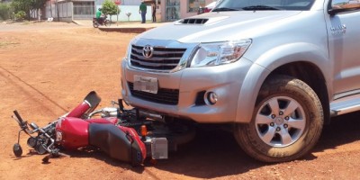 Rolim de Moura -  Colisão entre caminhonete e moto deixa uma pessoa ferida 