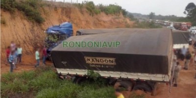 Carretas se chocam na BR-364 e deixa quatro feridos