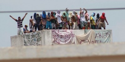 REBELIÃO - Familiares de detentos entram em confronto com guarda penitenciária - VÍDEO