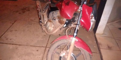 Rolim de Moura -  Casal pratica roubo em comércio e durante fuga deixam moto pra trás 