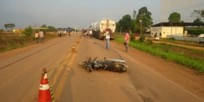 Motociclista é arrastado por carreta e morre esmagado na BR-364