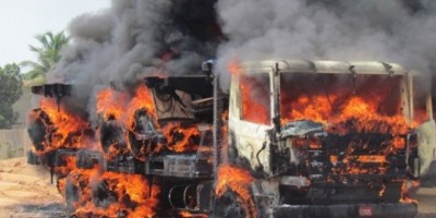 Caminhão pega fogo enquanto era soldado em oficina de Cujubim