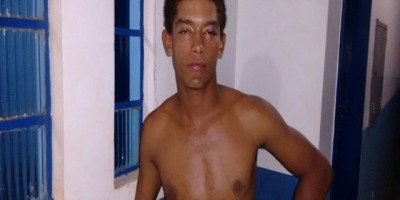 Alta Floresta - Homem é flagrado por câmeras de monitoramento furtando capacete, e logo após é preso pela PM