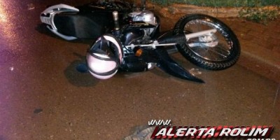 Rolim de Moura -  Carro colide na traseira de moto e provoca queda dos ocupantes 