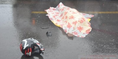 BR-174: motoqueiro bate em traseira de carreta e morre no local; veja fotos