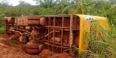 Ônibus escolar tomba em linha rural e três estudantes ficam feridos, em RO