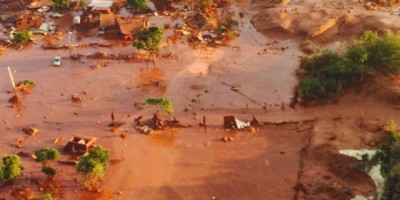 Barragens se rompem e enxurrada de lama destrói distrito em Minas Gerais