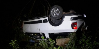 Carro capota na RO-383 e resulta em quatro pessoas feridas 