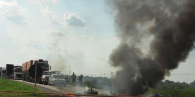 Manifestantes interditam BR-364 em Cacoal