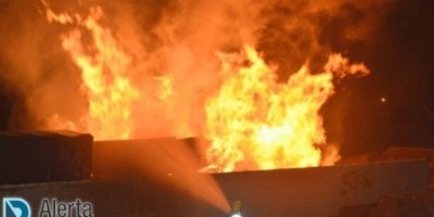 Ariquemes - Bombeiros são acionados em mais uma madrugada para apagar fogo de grandes proporções