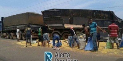 Porto Velho - Após carroceria de bitrem se romper na BR-364, população saqueia a carga e uma pessoa é presa