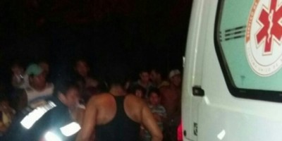 Porto Velho - Mototaxista leva forte descarga elétrica, cai de poste e é socorrido em estado grave