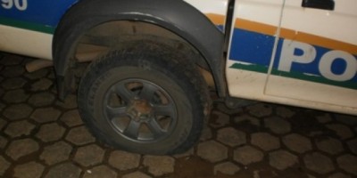 Espigão do Oeste - Vândalos furam pneu de viatura após ocorrência de briga em jogo de futebol