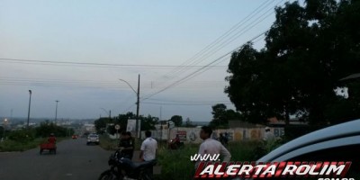 Rolim de Moura – Motociclista tenta ultrapassagem pela direita e acaba colidindo em carro 