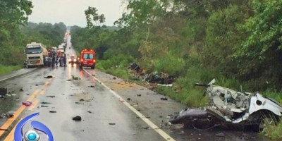 Grave acidente de trânsito na BR-364 deixa cinco vítimas mortas e uma ferida
