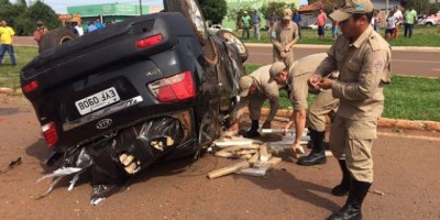 Homem é preso ao capotar carro com 556 kg de maconha em MS
