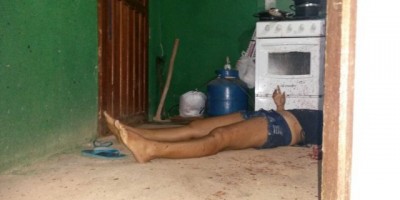 Porto Velho - Homem mata esposa com golpes de facão e foge com filho