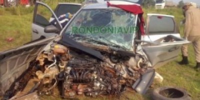 Veículo fica destruído após colisão na BR-364