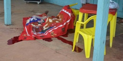 São Francisco do Guaporé - Homem morre degolado à faca em porta de bar