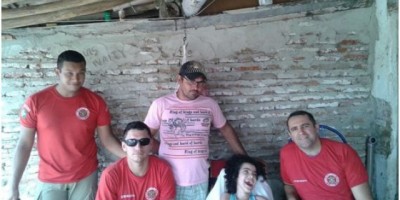 Brasil - Bombeiros de Quixeramobim constroem banheiro para criança com deficiência física