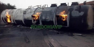 Reboque de carreta carregada com álcool tomba na BR-364