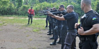 Agentes penitenciários são capacitados ao uso de armamento específico para escolta de apenados