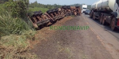 Carreta carregada com 50 tonelada de milho tomba na BR-364