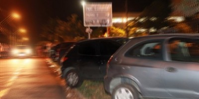 Rolim de Moura -  Veículos estacionados em canteiro serão multados e removidos