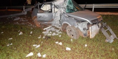 Motorista foge após bater carro em poste na BR-364