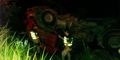 Menina de 9 anos morre na BR-364 após tombamento de carreta