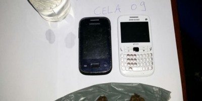 Rolim de Moura -  OUSADIA -  Sacola contendo droga, celulares e cachaça é arremessada para dentro do Presídio