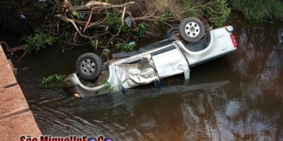 São Miguel do Guaporé - Caminhonete do Colunista Valdeci Tergon cai de ponte na BR 429  após motorista perder o controle.