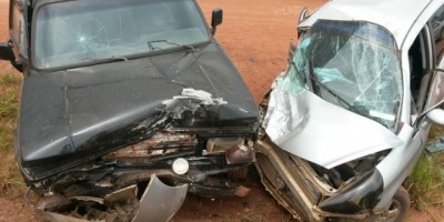 Nova Estrela -  Colisão frontal entre carro e caminhonete resulta em três pessoas feridas 