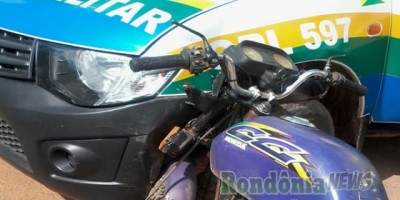 Parecis - Motociclista bate em viatura da PM após empinar moto