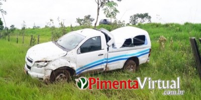 Condutor sai ileso após veículo de funerária capotar na RO-010 em Pimenta Bueno