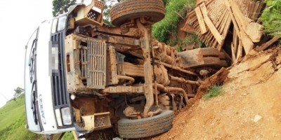 Presidente Médici - Após ponte ceder, caminhão cai dentro de córrego