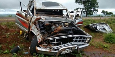 Goiás - Caminhonete capota, passageiro é arremessado e sobrevive; veja vídeo