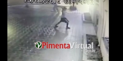Vídeo mostra homem tentando quebrar vidro de joalheria a pedrada em Pimenta Bueno