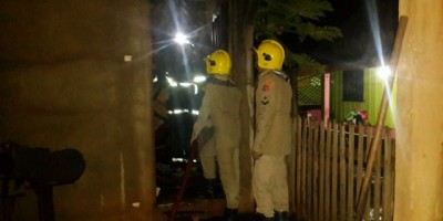 Rolim de Moura -  Corpo de Bombeiros combate incêndio em residência no bairro Cidade Alta 