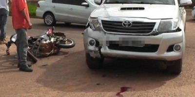Rolim de Moura -  Condutor e passageira de moto ficam feridos em acidente de trânsito