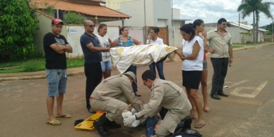 Rolim de Moura -  Mulher é encaminhada ao Hospital com suspeita de fratura na perna após se envolver em acidente de trânsito
