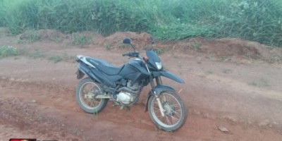 Polícia Militar recupera motocicleta roubada em São Domingos e prende um dos elementos