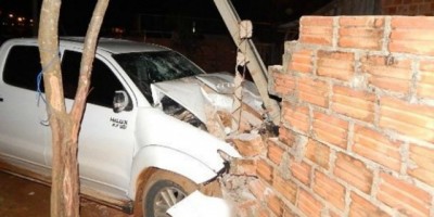 Motorista foge após colidir e derrubar muro de residência em Vilhena