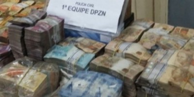 Brasil - Homem encontra meio milhão de reais e 4 revólveres no quintal de casa