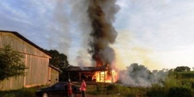 Incêndio destrói parte de Fábrica de Sofá e Estofados em Seringueiras